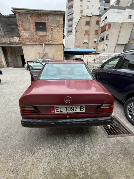 Elbasan, shes makine Mercedes Benz 200D 1985 Nafte, vishnje manuale Kondicioner 350.000 km 2.900 €