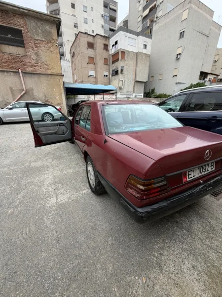 Elbasan, shes makine Mercedes Benz 200D 1985 Nafte, vishnje manuale Kondicioner 350.000 km 2.900 €