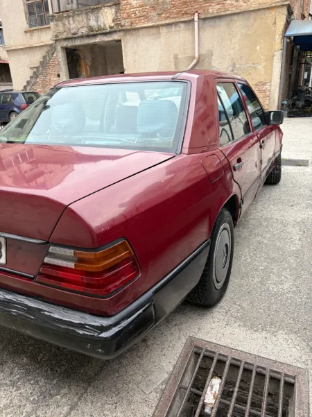 Elbasan, shes makine Mercedes Benz 200D 1985 Nafte, vishnje manuale Kondicioner 350.000 km 2.900 €