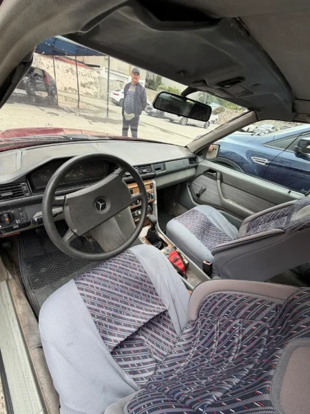 Elbasan, shes makine Mercedes Benz 200D 1985 Nafte, vishnje manuale Kondicioner 350.000 km 2.900 €