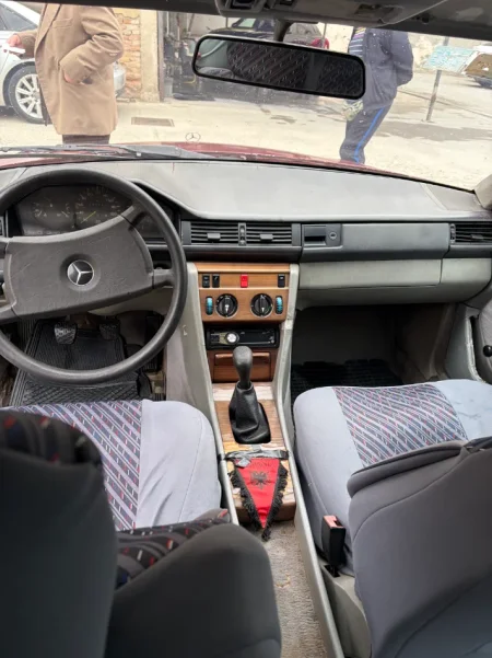Elbasan, shes makine Mercedes Benz 200D 1985 Nafte, vishnje manuale Kondicioner 350.000 km 2.900 €