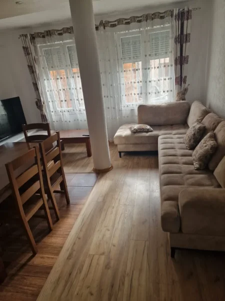 Tirane, jepet me qera apartament 2+1 Kati 4, 100 m² 530 € (Rruga Ali Beshiri,tek Shkolla Kico Blushi)