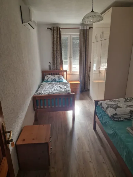 Tirane, jepet me qera apartament 2+1 Kati 4, 100 m² 530 € (Rruga Ali Beshiri,tek Shkolla Kico Blushi)