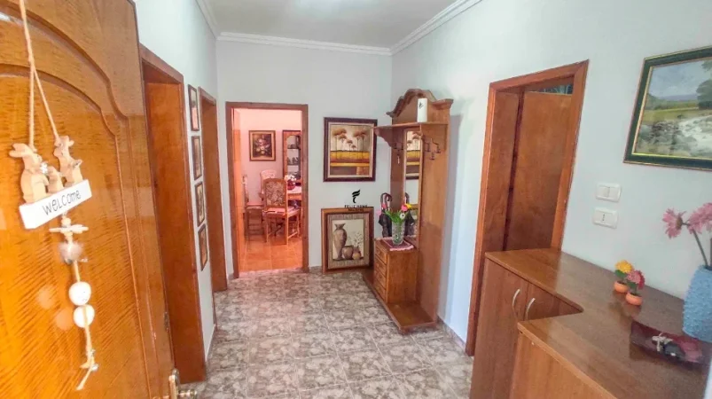 Tirane, jepet me qera apartament 2+1 Kati 3, 70 m² 550 € (PAZARI I RI)