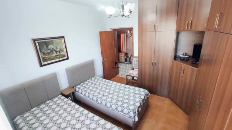 Tirane, jepet me qera apartament 2+1 Kati 3, 70 m² 550 € (PAZARI I RI)