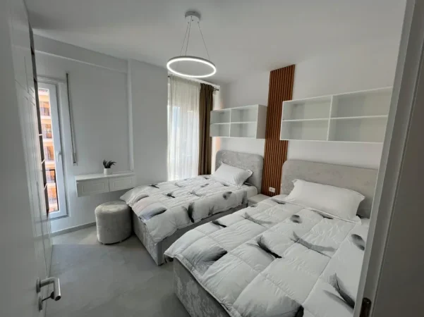 Tirane, jepet me qera apartament 2+1 Kati 3, 900 € (shkolla e kuqe)