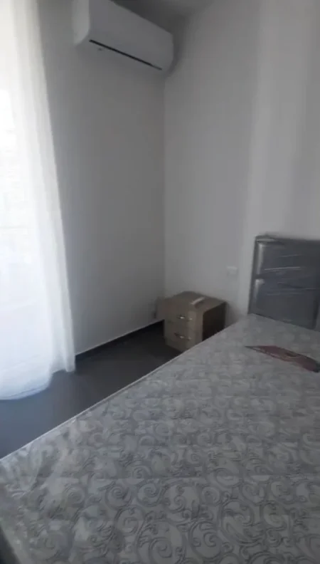 Tirane, jepet me qera apartament 3+1 Kati 3, 650 € (5 Maji)