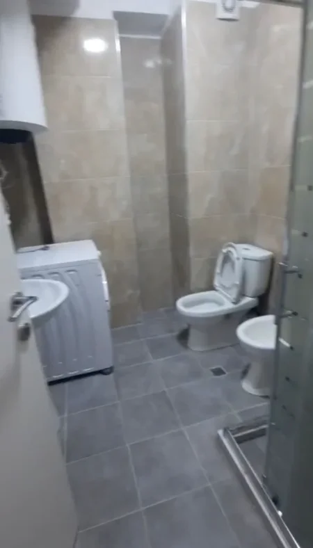 Tirane, jepet me qera apartament 3+1 Kati 3, 650 € (5 Maji)