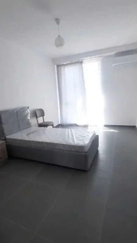Tirane, jepet me qera apartament 3+1 Kati 3, 650 € (5 Maji)