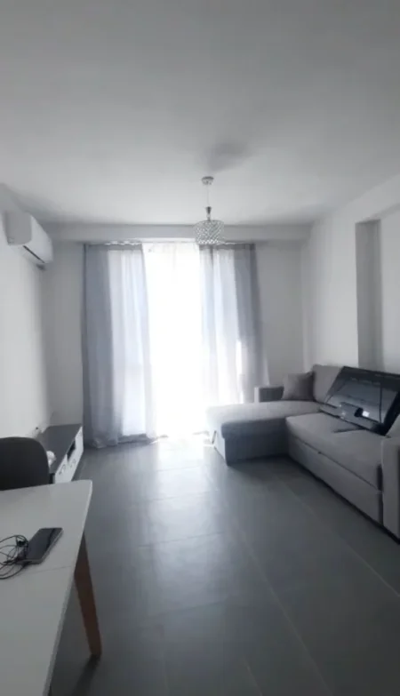 Tirane, jepet me qera apartament 3+1 Kati 3, 650 € (5 Maji)
