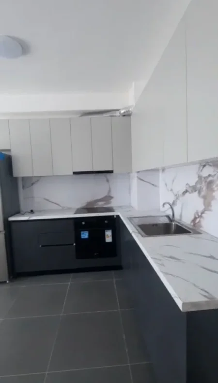 Tirane, jepet me qera apartament 3+1 Kati 3, 650 € (5 Maji)