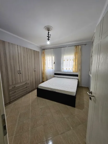 Tirane, jepet me qera apartament 1+1+Ballkon Kati 3, 70 m² 550 € (Komuna e Parisit)