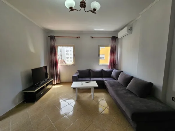 Tirane, jepet me qera apartament 1+1+Ballkon Kati 3, 70 m² 550 € (Komuna e Parisit)
