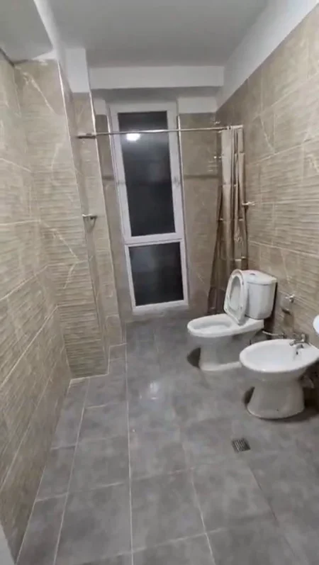 Tirane, jepet me qera apartament 3+1 Kati 2, 650 € (5 Maji)