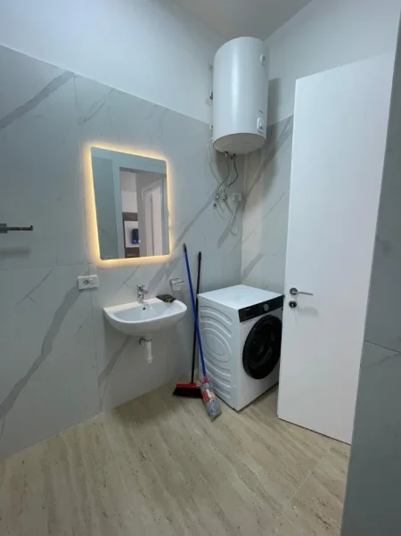 Tirane, jepet me qera apartament 1+1 , 70 m² 900 € (KOMPLEKSI DELIJORGJI)