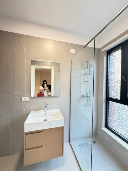 Tirane, jepet me qera apartament 1+1 Kati 1, 75 m² 800 € (KOMUNA PARISIT)