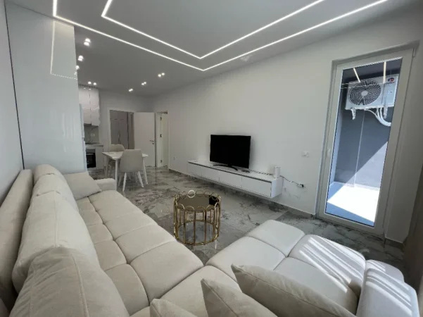 Tirane, jepet me qera apartament 1+1 Kati 5, (PASKUQAN)