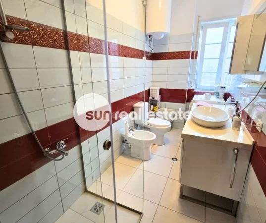 Shkoder, jepet me qera apartament 2+1+Ballkon Kati 2, 120 m² 700 € (QENDER)
