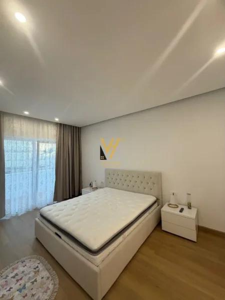 Tirane, jepet me qera apartament 1+1+Ballkon Kati 3, 90 m² 750 € (BLLOK)