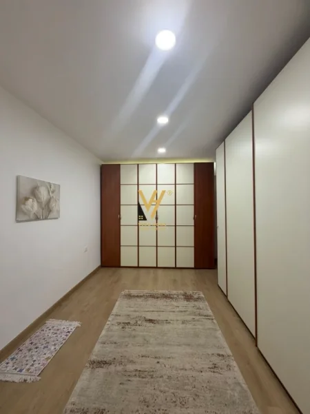 Tirane, jepet me qera apartament 1+1+Ballkon Kati 3, 90 m² 750 € (BLLOK)
