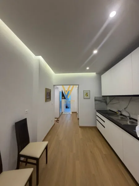 Tirane, jepet me qera apartament 1+1+Ballkon Kati 3, 90 m² 750 € (BLLOK)