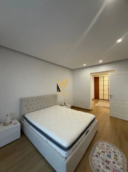 Tirane, jepet me qera apartament 1+1+Ballkon Kati 3, 90 m² 750 € (BLLOK)