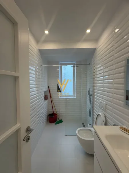 Tirane, jepet me qera apartament 1+1+Ballkon Kati 3, 90 m² 750 € (BLLOK)