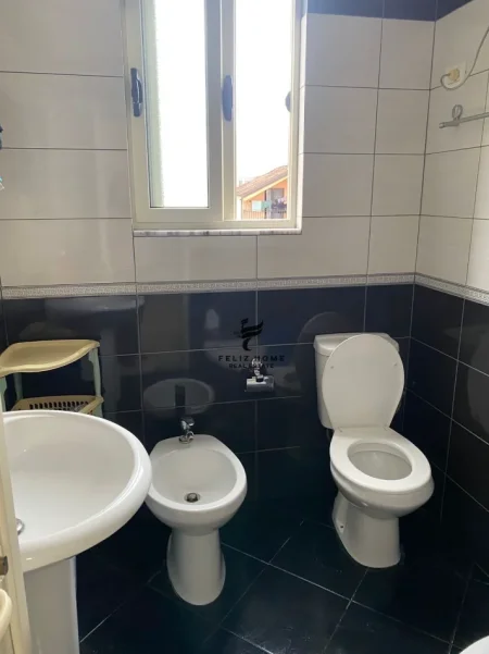 Tirane, jepet me qera apartament 1+1 Kati 3, 65 m² 400 € (LAPRAKE)