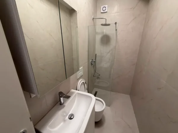 Tirane, jepet me qera apartament 1+1 Kati 9, 60 m² (Ali Demi)