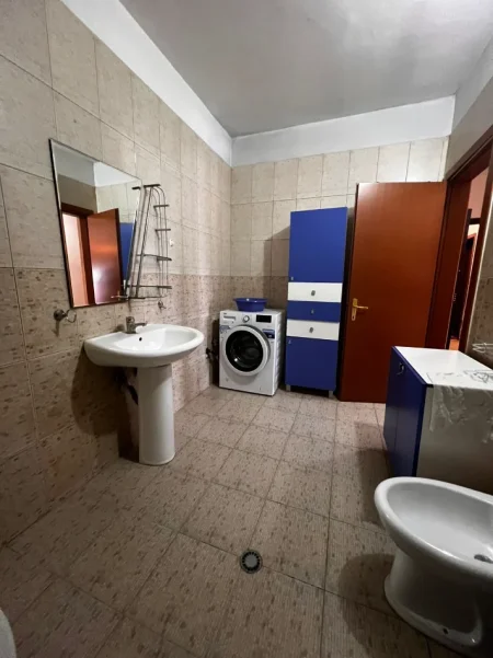 Tirane, jepet me qera apartament 1+1+Ballkon Kati 6, 85 m² 550 € (Rruga Siri Kodra)