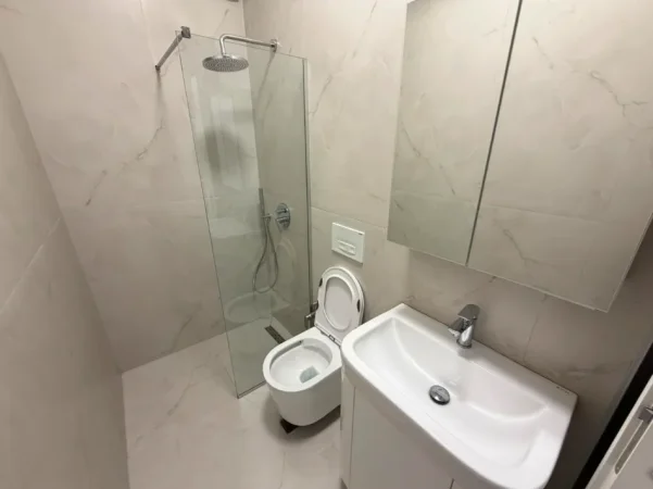 🏡Jepet me qera apartament 1+1    📍 Adresa: Ali Demi, Kompleksi Kadiu💰 Çmimi: 40000 lekë (i padiskutueshëm)