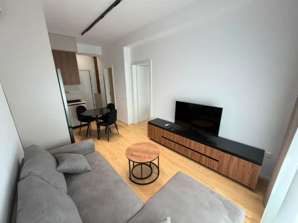🏡Jepet me qera apartament 1+1    📍 Adresa: Ali Demi, Kompleksi Kadiu💰 Çmimi: 40000 lekë (i padiskutueshëm)