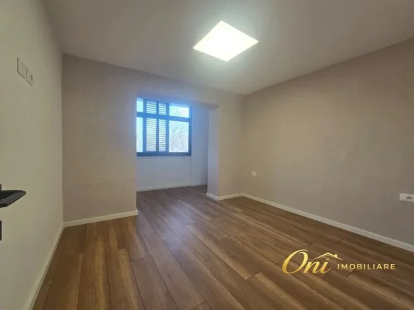 Tirane, jepet me qera zyre Kati 2, 80 m² 550 € (prane maternitetit te ri)