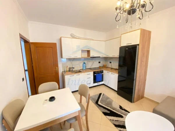 Tirane, jepet me qera apartament 1+1 Kati 4, 63 m² 420 € (Fresku, prane rruges se Dajtit)