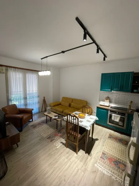 Tirane, jepet me qera apartament 1+1+Ballkon Kati 4, 70 m² 550€ (Medreseja)