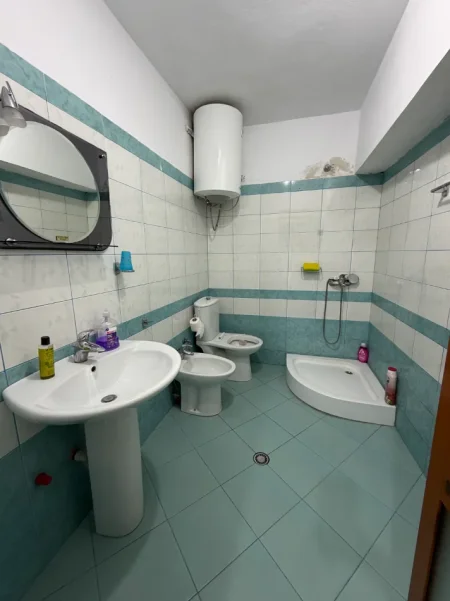 Tirane, jepet me qera apartament+verande | Penthouse 1+1+Ballkon Kati 1, 75 m² 300 € (Perballe Maternitetit te Ri)