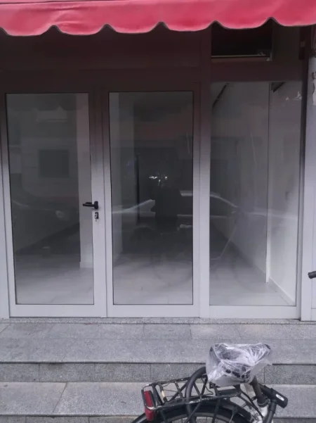 Tirane, jepet me qera dyqan Kati 0, 35 m² 500 € (BUZE RRUGE)