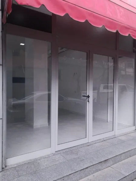 Tirane, jepet me qera dyqan Kati 0, 35 m² 500 € (BUZE RRUGE)