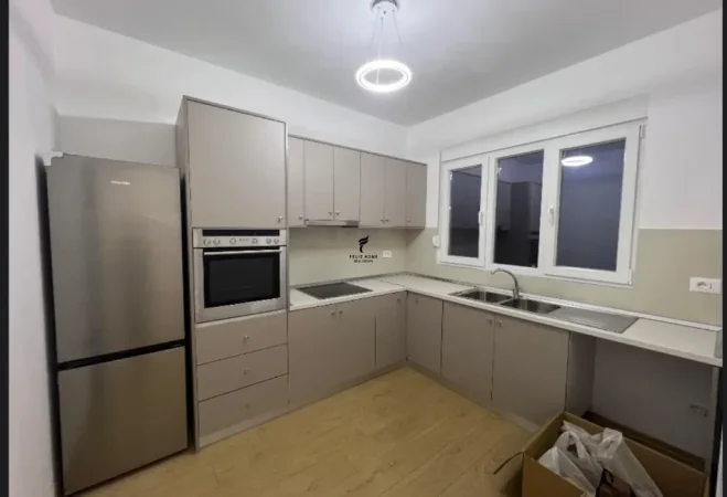 Tirane, jepet me qera apartament 2+1 Kati 1, 75 m² 400 € (YZBERISHT)
