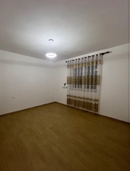 Tirane, jepet me qera apartament 2+1 Kati 1, 75 m² 400 € (YZBERISHT)