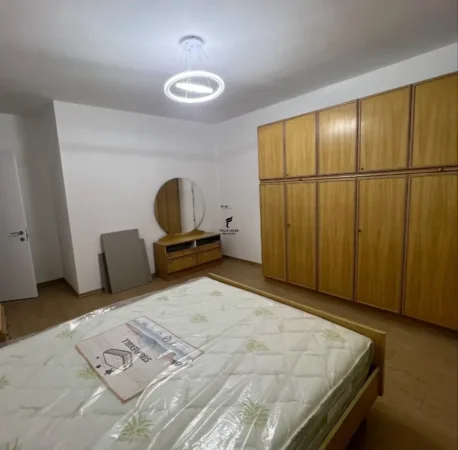Tirane, jepet me qera apartament 2+1 Kati 1, 75 m² 400 € (YZBERISHT)