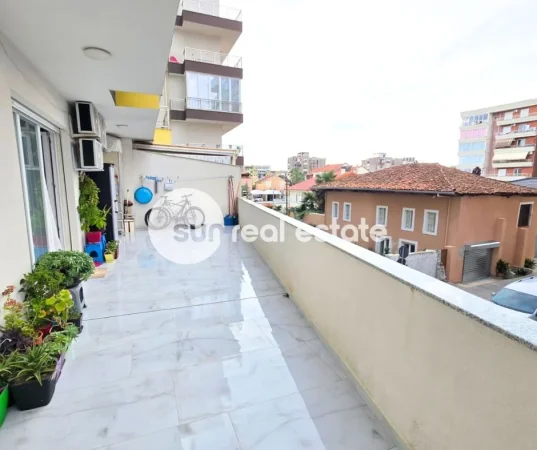 Shkoder, jepet me qera apartament 2+1+Ballkon Kati 1, 102 m² 750 € (QENDER)