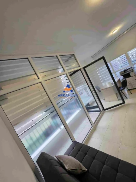 Tirane, jepet me qera ambjent biznesi Kati 3, 60 m² 463 € 