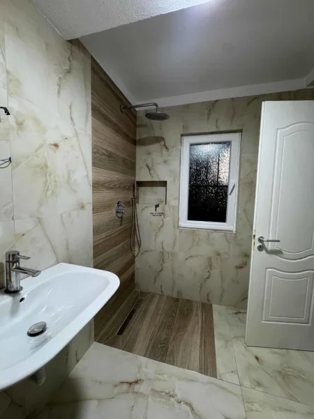 Tirane, jepet me qera apartament 2+1 Kati 2, 73 m² 700 € (RRUGA KONGRESI I MANASTIRIT)
