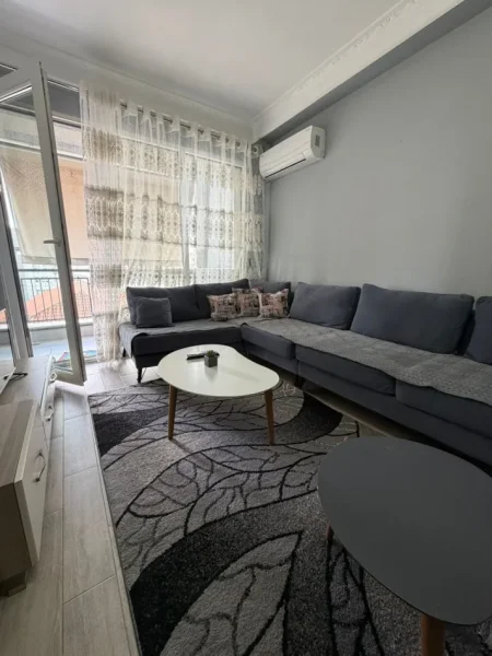 Tirane, jepet me qera apartament 1+1 Kati 5, 75 m² 550 € (Farmacia 10)
