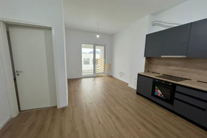 Tirane, jepet me qera ambjent biznesi Kati 7, 60 m² 300 € (Ali Demi)