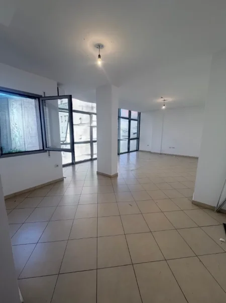 Tirane, shitet apartament 2+1+Ballkon Kati 5, 116 m² 320.000 € (21 Dhjetori)