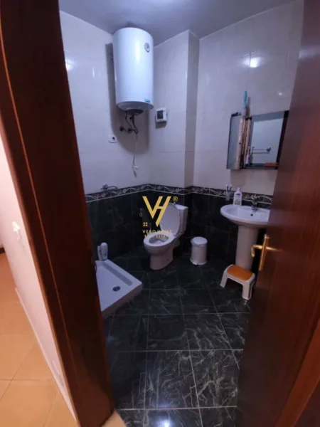 Tirane, jepet me qera apartament 2+1+Ballkon Kati 8, 125 m² 800 € (ISH EKSPOZITA)