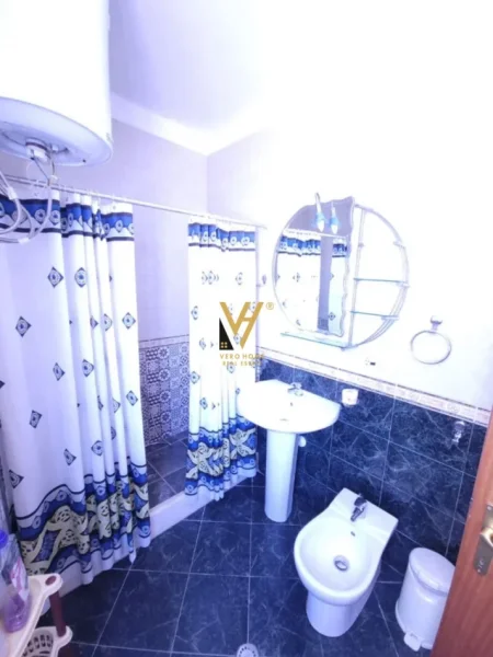 Tirane, jepet me qera apartament 2+1+Ballkon Kati 8, 125 m² 800 € (ISH EKSPOZITA)