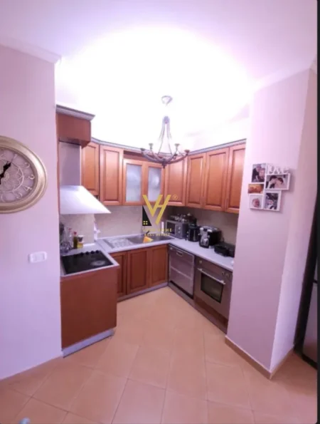 Tirane, jepet me qera apartament 2+1+Ballkon Kati 8, 125 m² 800 € (ISH EKSPOZITA)